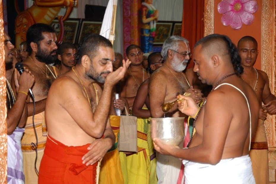 தீர்த்தம் தருதல்