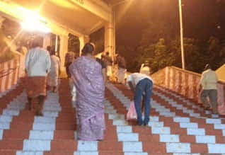 படியை தொட்டுக் கும்பிடுவது ஏன்