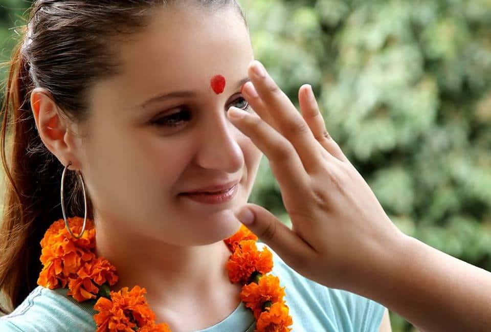 பொட்டு வைப்பது